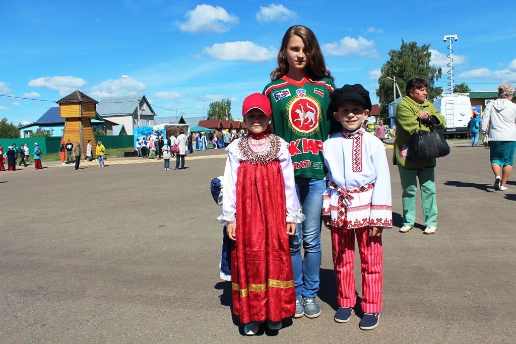 Каравон-2019. Народ танцует и поет, играет и водит хоровод. Фото Людмилы Никифоровой