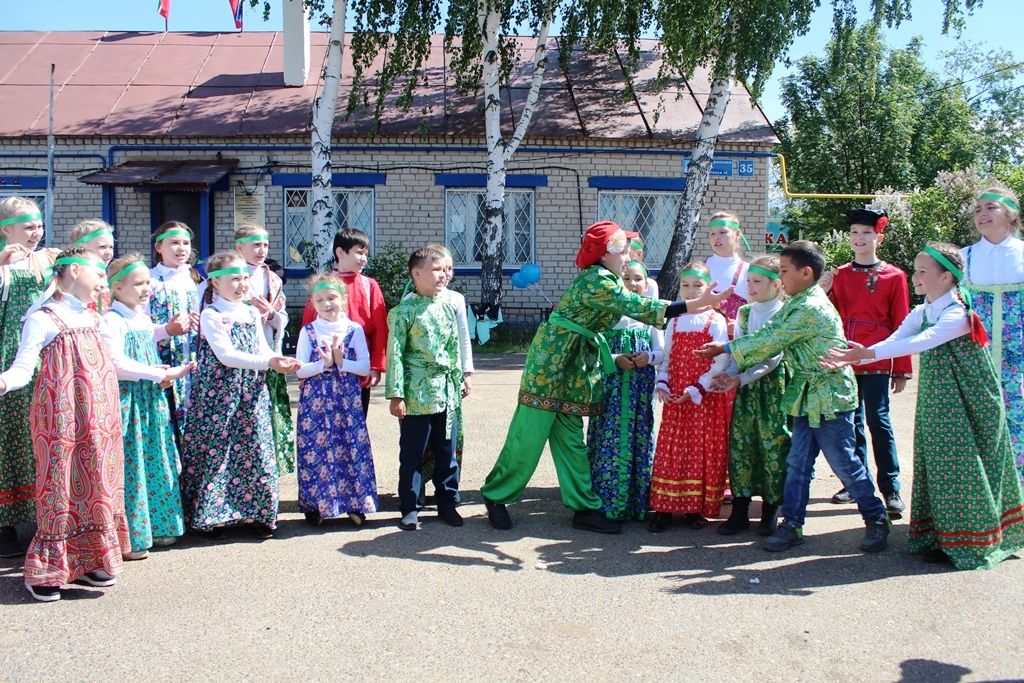 Каравон-2019. Народ танцует и поет, играет и водит хоровод. Фото Людмилы Никифоровой