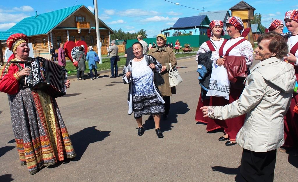 Каравон-2019. Народ танцует и поет, играет и водит хоровод. Фото Людмилы Никифоровой