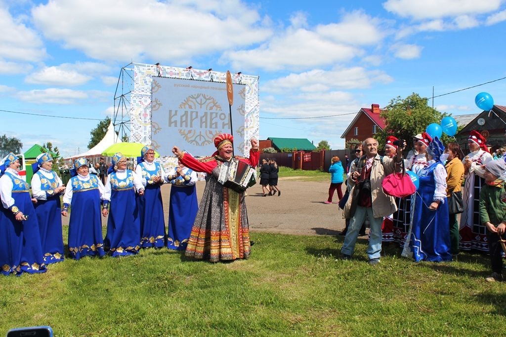 Каравон-2019. Народ танцует и поет, играет и водит хоровод. Фото Людмилы Никифоровой