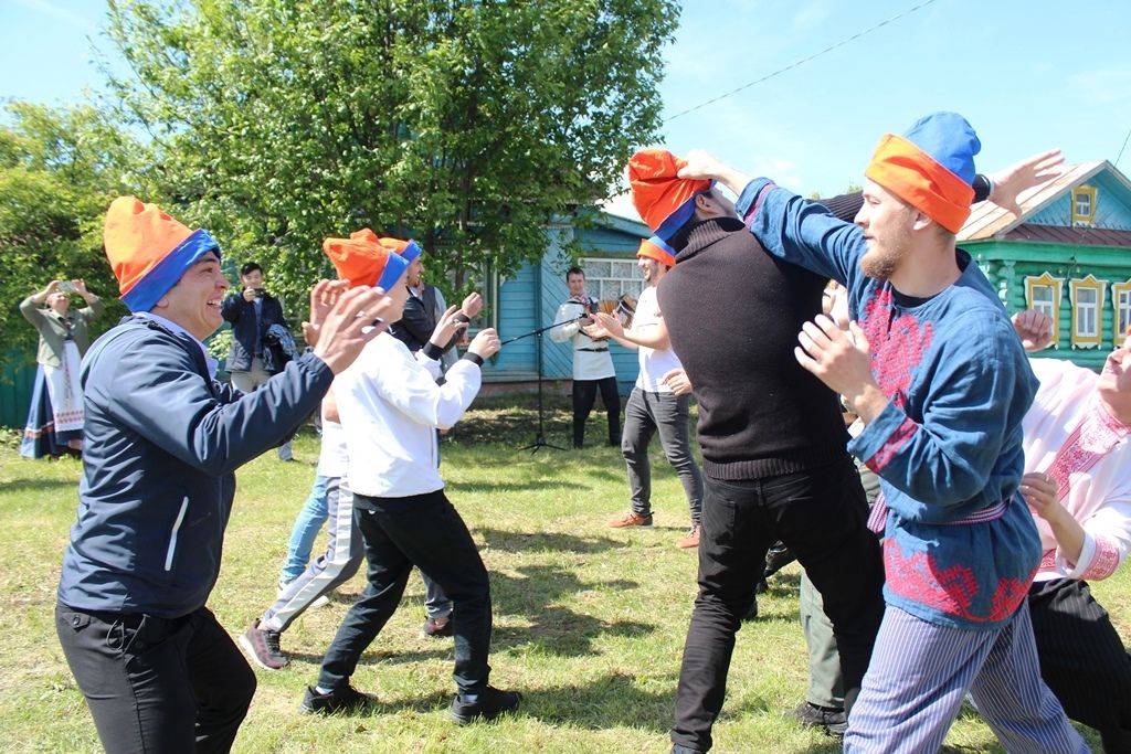 Каравон-2019. Народ танцует и поет, играет и водит хоровод. Фото Людмилы Никифоровой