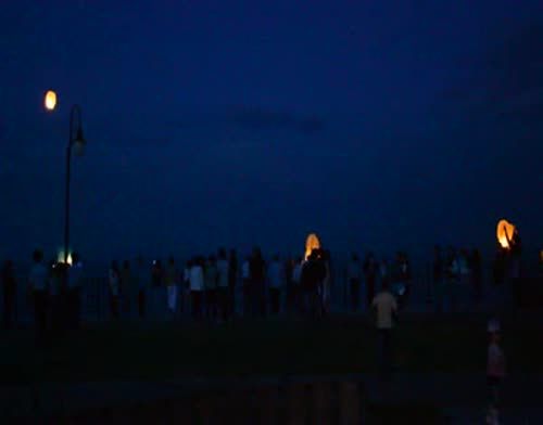 Молодежь Лаишева запускала фонари на вечерней набережной