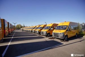 Рустам Минниханов вручил ключи от новых автобусов директорам школ