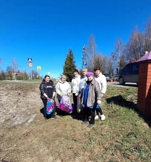 Счастливый малыш» за чистоту города: сотрудники детского сада вышли на субботник