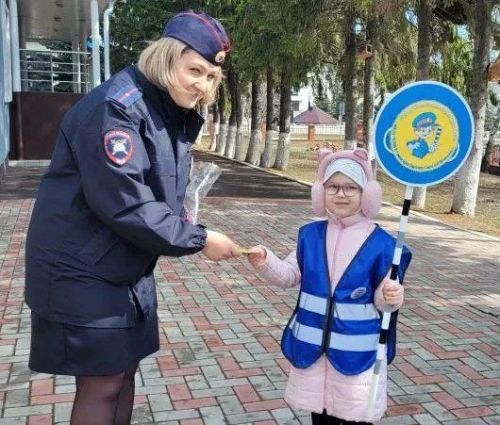 Урок на свежем воздухе: школьники учились беречь себя на дороге.