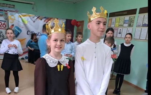 Бал на «Машине времени»: как в Лаишевской школе №3 оживили Золотой век