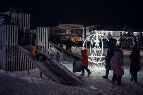 «Новогодняя кутерьма» собрала детей и взрослых у центральной новогодней ёлки г. Лаишево