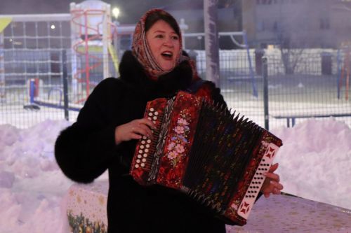 «Новогодняя кутерьма» собрала детей и взрослых у центральной новогодней ёлки г. Лаишево