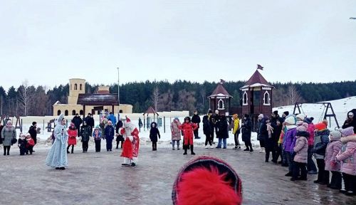 Новогодние хороводы у сельских елок. Лаишевский район, поселок Среднее Девятово