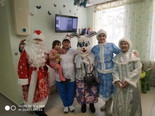 Яңа елның беренче көнендә Лаеш шәһәрендә район хастаханәсе пациентларын котладылар
