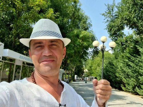 Звучит песня «Мы лето не хотели отпускать» в исполнении Александра Буткова