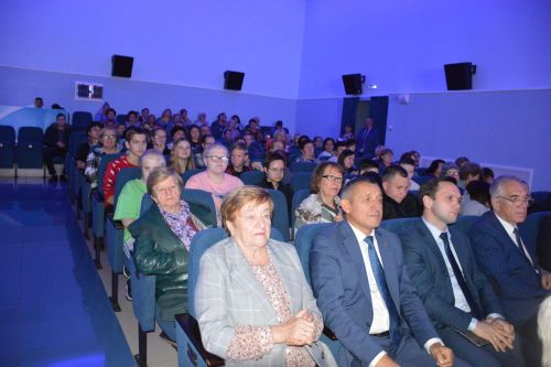 Яркие моменты концерта с участием творческих коллективов района «Защитим Россию сердцем»
