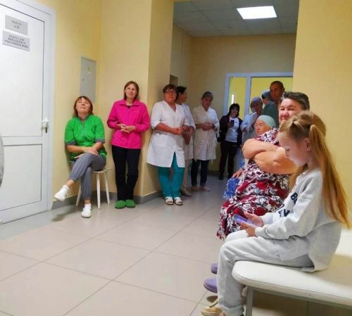 Концерт и добрые пожелания помогают пожилым пациентам бороться с болезнью
