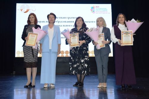 В День учителя чествовали педагогов-ветеранов и молодых учителей Лаишевского района