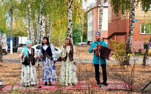 Любительское объединение «Пой, гитара!» дарит песню людям золотого возраста