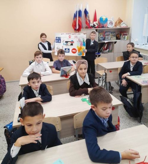 Кирбинские школьники вышли на улицы села с плакатами в руках
