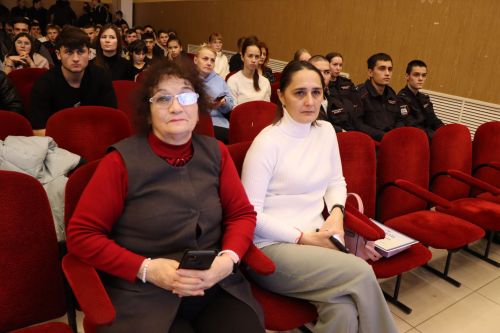 Сегодня студенты Лаишевского техникума поздравили с предстоящим праздником своих мам