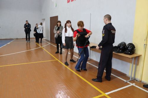 Сегодня студенты Лаишевского техникума поздравили с предстоящим праздником своих мам