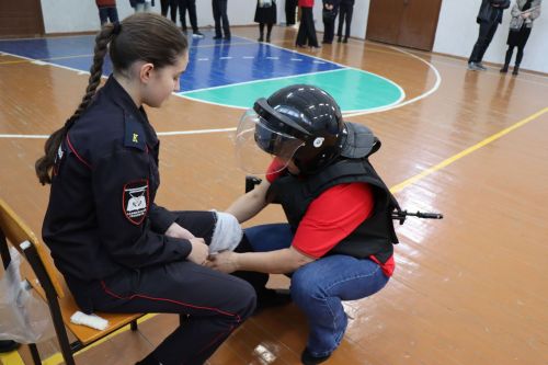 Сегодня студенты Лаишевского техникума поздравили с предстоящим праздником своих мам