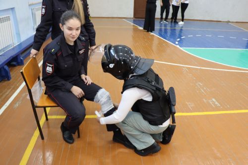 Сегодня студенты Лаишевского техникума поздравили с предстоящим праздником своих мам