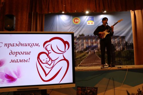 Сегодня студенты Лаишевского техникума поздравили с предстоящим праздником своих мам
