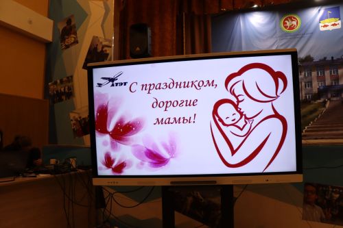 Сегодня студенты Лаишевского техникума поздравили с предстоящим праздником своих мам