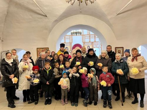 Прихожанок Столбищенской церкви поздравили с Днем мамы