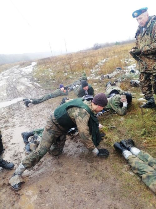 Чтобы получить право на ношение голубого берета, кадеты в сложнейших условиях преодолели Тропу мужества