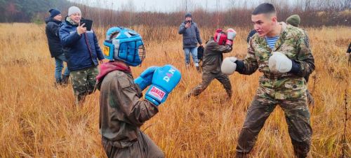 Чтобы получить право на ношение голубого берета, кадеты в сложнейших условиях преодолели Тропу мужества
