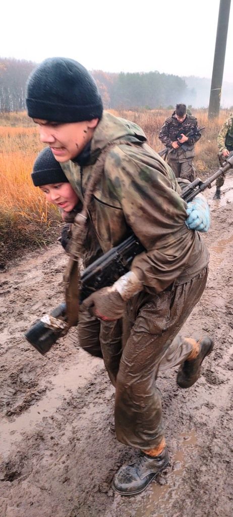 Чтобы получить право на ношение голубого берета, кадеты в сложнейших условиях преодолели Тропу мужества