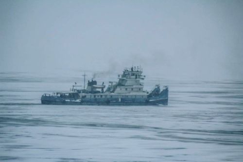 Закованный во льдах остался одиноко стоять на Каме