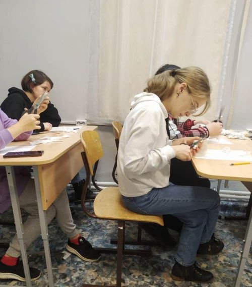 Дети из многодетной семьи учились делать бумажного ангелочка