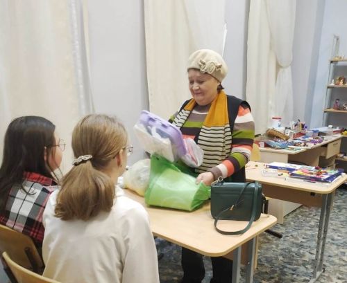 Дети из многодетной семьи учились делать бумажного ангелочка