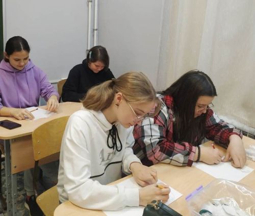 Дети из многодетной семьи учились делать бумажного ангелочка