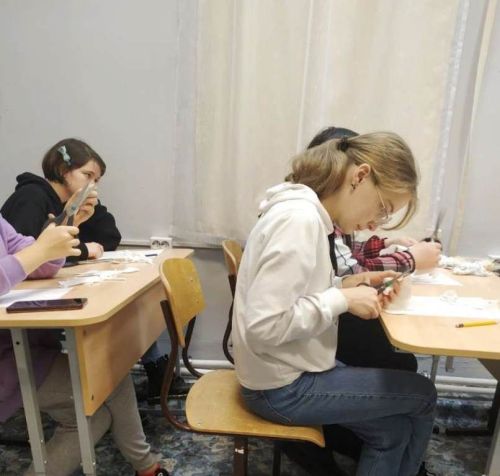 Дети из многодетной семьи учились делать бумажного ангелочка