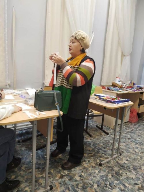 Дети из многодетной семьи учились делать бумажного ангелочка