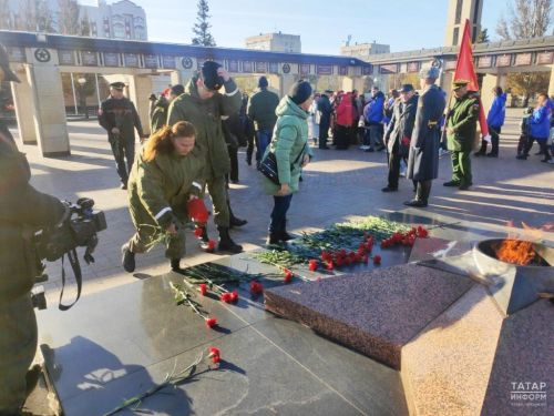 В казанском парке Победы молодые татарстанцы возложили цветы к Вечному огню