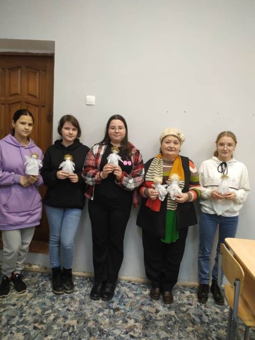 Дети из многодетной семьи учились делать бумажного ангелочка