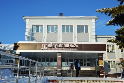 Лаишевские пятиклассники освобождали из снежного плена территорию школы