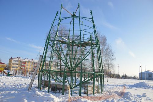 В Лаишево начали установку главной елки города