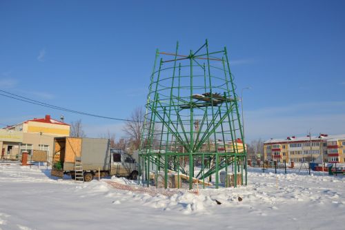 В Лаишево начали установку главной елки города