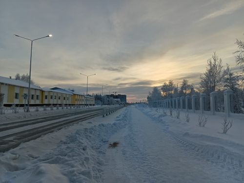 Город в декабрьской утренней неге, постепенно просыпается природа