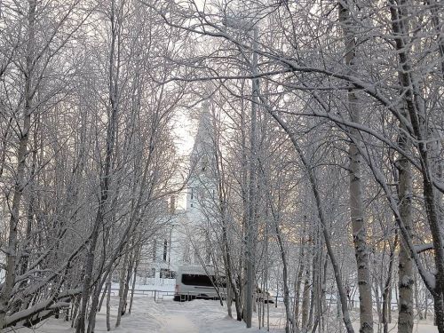 Город в декабрьской утренней неге, постепенно просыпается природа