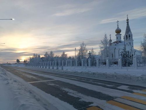Город в декабрьской утренней неге, постепенно просыпается природа