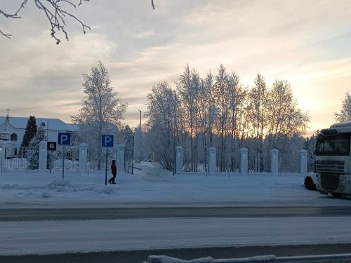 Город в декабрьской утренней неге, постепенно просыпается природа