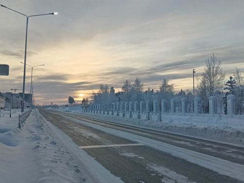 Город в декабрьской утренней неге, постепенно просыпается природа