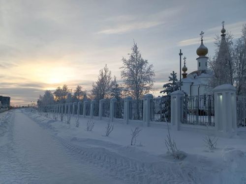 Город в декабрьской утренней неге, постепенно просыпается природа