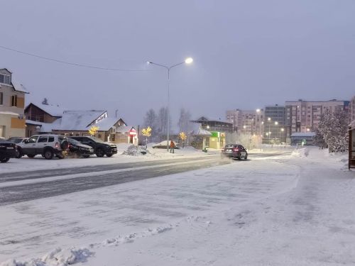 Город в декабрьской утренней неге, постепенно просыпается природа
