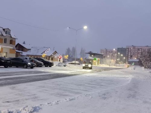 Город в декабрьской утренней неге, постепенно просыпается природа