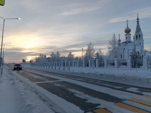 Город в декабрьской утренней неге, постепенно просыпается природа